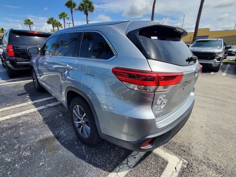 Used 2017 Toyota Highlander SE image 3
