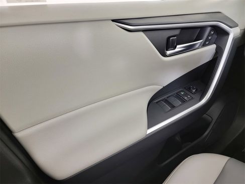 Used 2019 Toyota RAV4 XLE Premium image 31