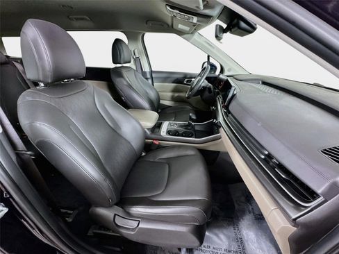 Certified 2025 Kia Carnival FWD image 28