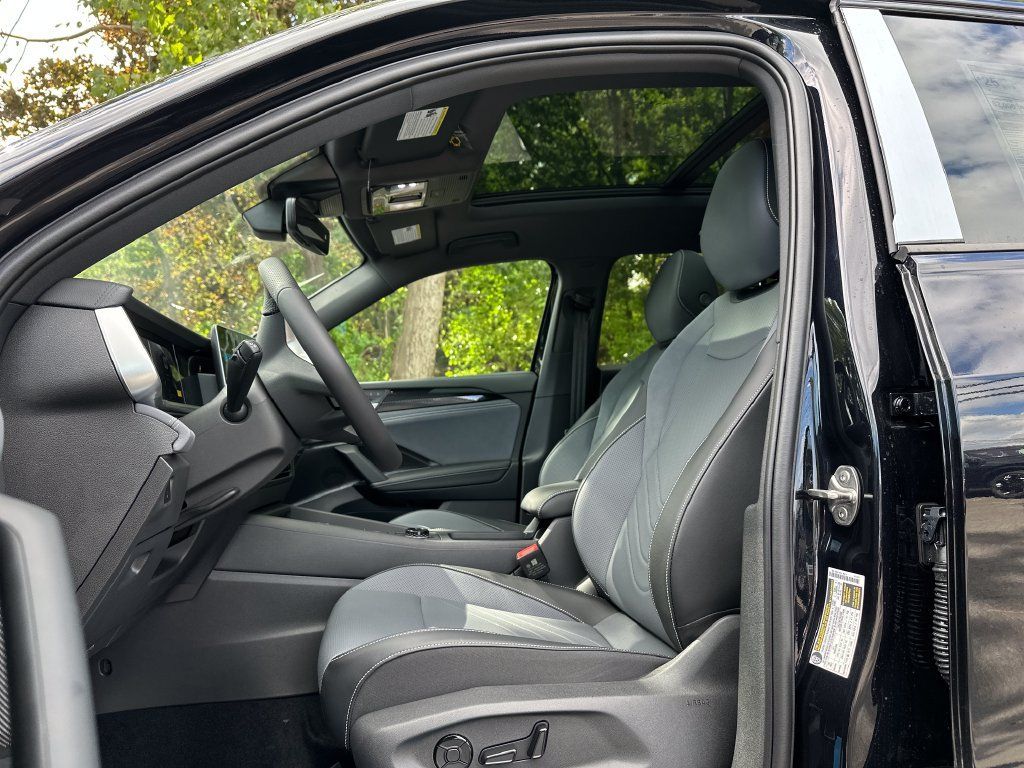 New 2026 Volkswagen Tiguan SE R-Line AWD/4WD image 8