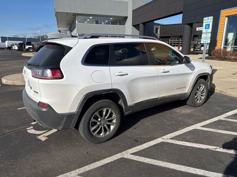 Used 2019 Jeep Cherokee Latitude Plus w/ Comfort/Convenience Group image 3