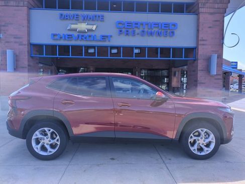 Used 2024 Chevrolet Trax LS w/ LS Convenience Package FWD image 9