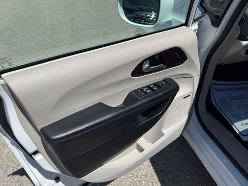 Used 2017 Chrysler Pacifica Limited FWD image 9