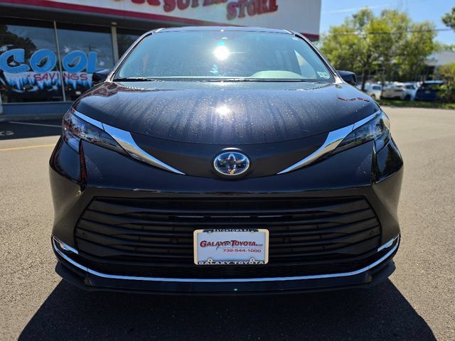Used 2024 Toyota Sienna XLE w/ XLE Plus Package AWD/4WD image 2