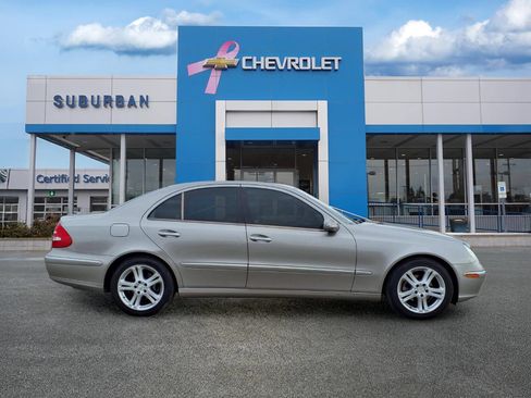 Used 2006 Mercedes-Benz E 350 Sedan w/ Premium Pkg image 4