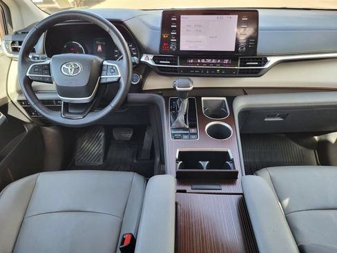 Used 2023 Toyota Sienna XLE FWD image 24
