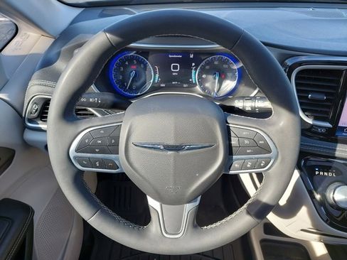 Used 2022 Chrysler Pacifica Touring-L image 22