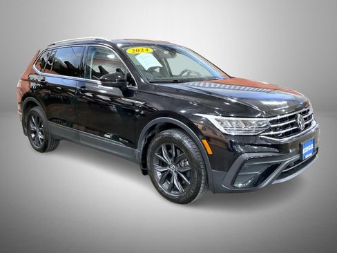 Used 2024 Volkswagen Tiguan SE AWD/4WD image 3