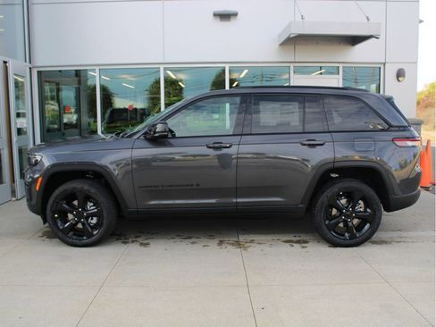 New 2025 Jeep Grand Cherokee Limited w/ Black Appearance Package image 6
