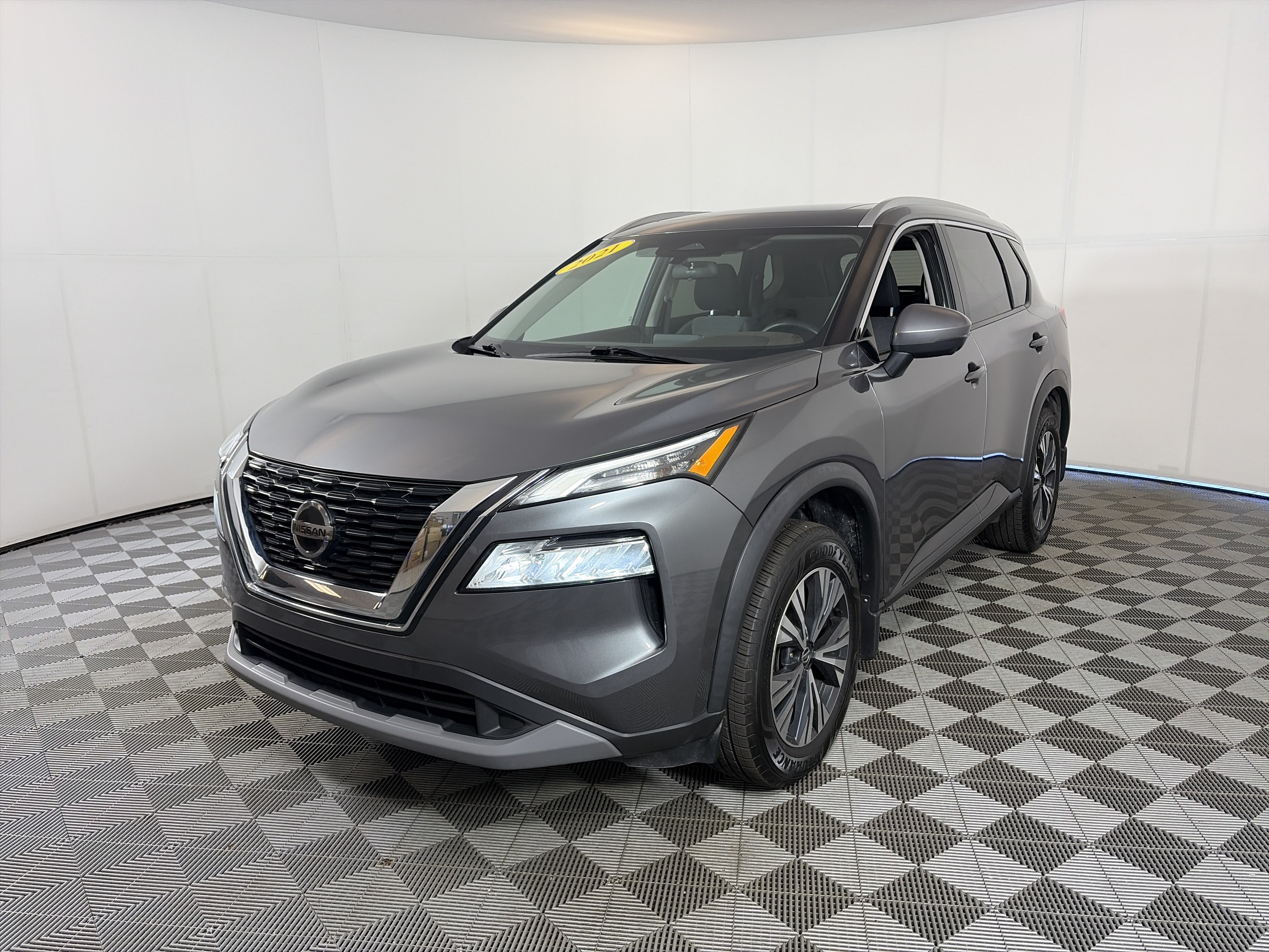 Used 2021 Nissan Rogue SV AWD/4WD image 2