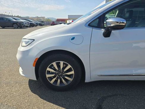 Used 2023 Chrysler Pacifica Limited FWD image 13