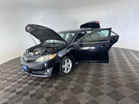 Used 2014 Toyota Camry SE FWD image 11