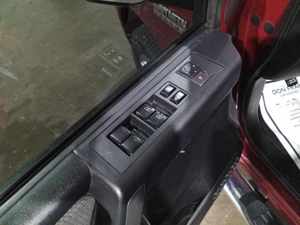 Used 2013 Nissan Titan SV w/ SV Value Truck Pkg AWD/4WD image 11