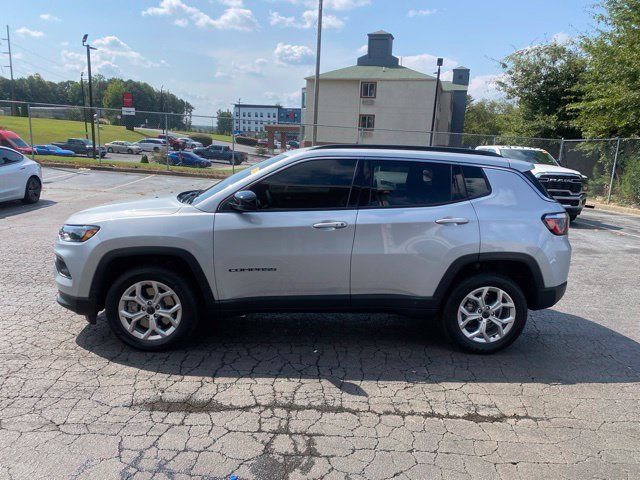 Used 2025 Jeep Compass Latitude AWD/4WD image 8