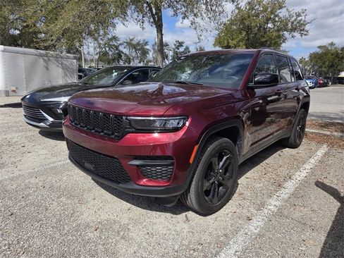Certified 2025 Jeep Grand Cherokee Altitude image 3