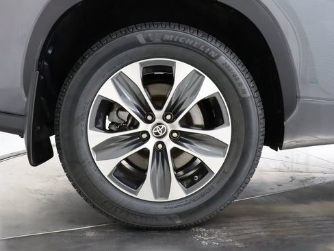 Used 2021 Toyota Highlander XLE AWD/4WD image 43