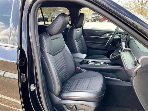 Used 2025 Ford Explorer ST-Line w/ ST-Line Street Pack image 7