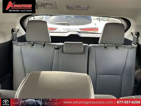 Used 2023 Toyota Highlander XLE AWD/4WD image 15