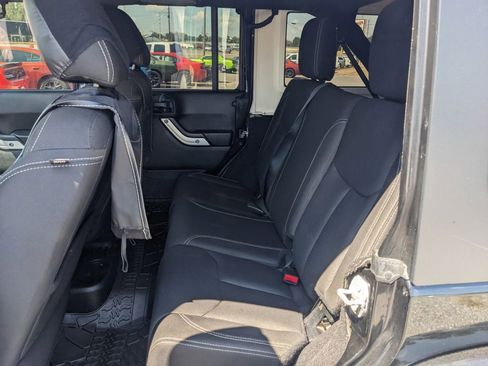 Used 2017 Jeep Wrangler Unlimited Sahara image 12