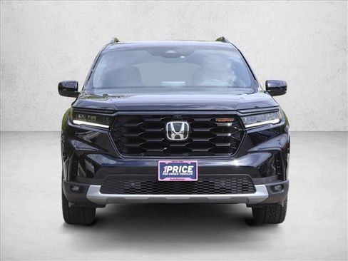 Used 2025 Honda Pilot TrailSport image 2