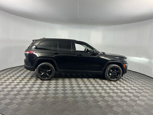 Used 2023 Jeep Grand Cherokee Limited w/ Black Appearance Package image 7