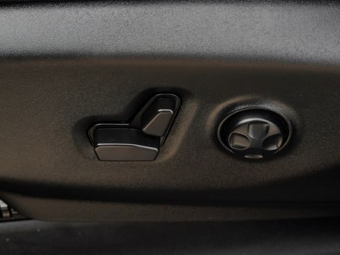 Used 2023 Chrysler Pacifica Limited w/ Uconnect Theater Family Group FWD image 17