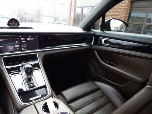 Used 2018 Porsche Panamera image 19