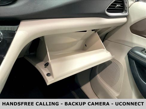 Used 2018 Chrysler Pacifica Touring-L FWD image 36