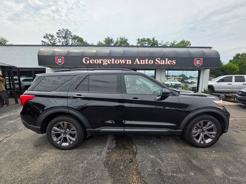 Used 2022 Ford Explorer XLT w/ Equipment Group 202A AWD/4WD image 31