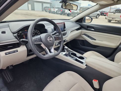 Used 2024 Nissan Altima 2.5 SV image 9