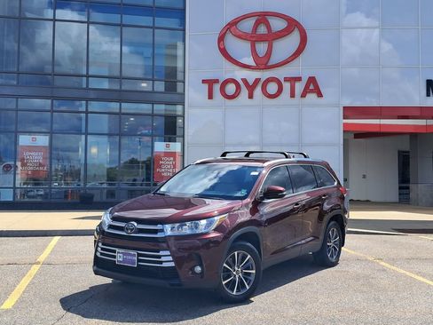 Used 2019 Toyota Highlander XLE AWD/4WD image 1