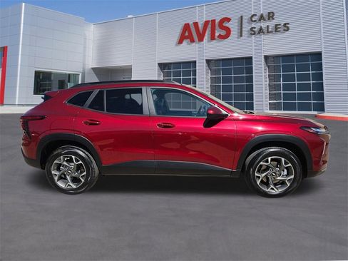 Used 2025 Chevrolet Trax LT w/ LT Convenience Package image 7