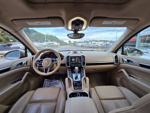 Used 2016 Porsche Cayenne AWD/4WD image 17