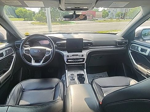 Used 2023 Ford Explorer XLT w/ Equipment Group 202A AWD/4WD image 17