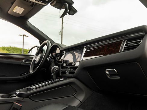 Certified 2024 Porsche Macan AWD/4WD image 46