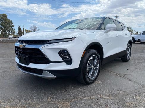 Used 2025 Chevrolet Blazer LT FWD image 2