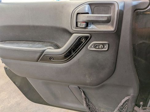 Used 2016 Jeep Wrangler Unlimited Sahara image 9