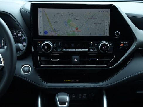 Used 2025 Toyota Highlander XLE image 5