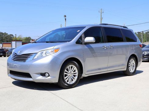 Used 2015 Toyota Sienna XLE FWD image 34