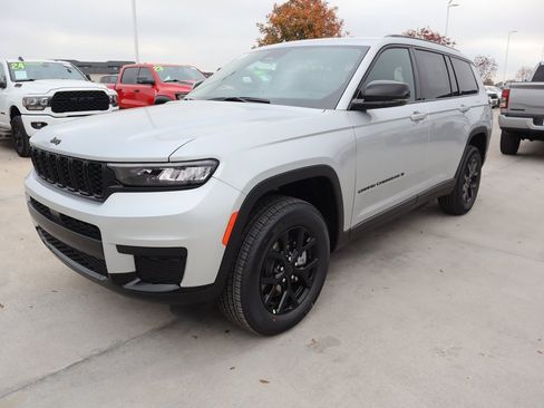 New 2025 Jeep Grand Cherokee L Altitude image 10