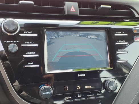 Used 2020 Toyota Camry SE FWD image 18