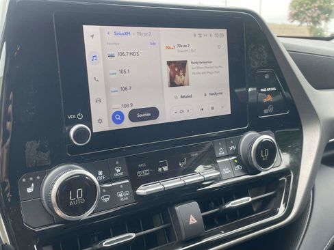 Used 2023 Toyota Highlander XLE FWD image 16