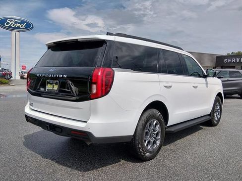 Used 2025 Ford Expedition Active RWD image 3