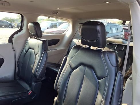 Used 2023 Chrysler Pacifica Touring-L FWD image 15