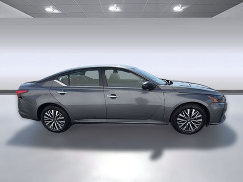 Used 2025 Nissan Altima 2.5 SV FWD image 8