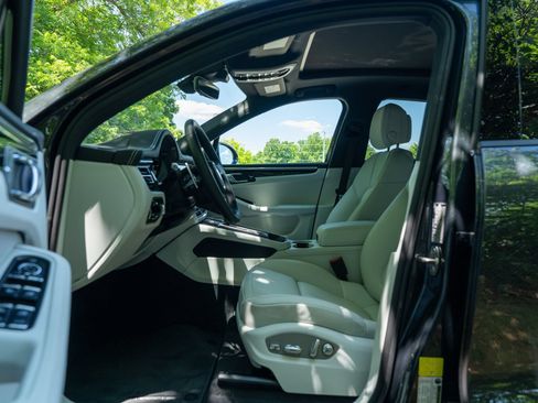 Certified 2025 Porsche Macan AWD/4WD image 24