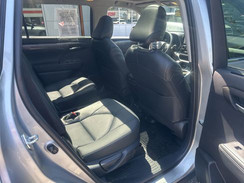 Used 2025 Toyota Highlander Platinum image 12