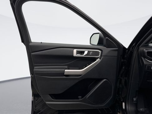 Used 2022 Ford Explorer XLT w/ Equipment Group 202A image 9