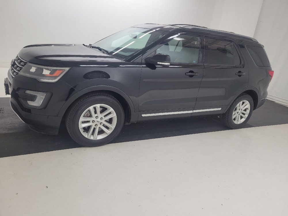 Used 2017 Ford Explorer XLT w/ Equipment Group 202A FWD image 2