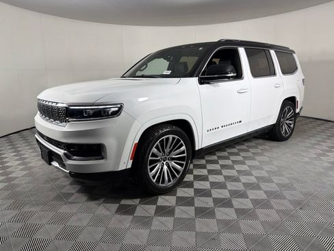 Used 2023 Jeep Grand Wagoneer Series III AWD/4WD image 3